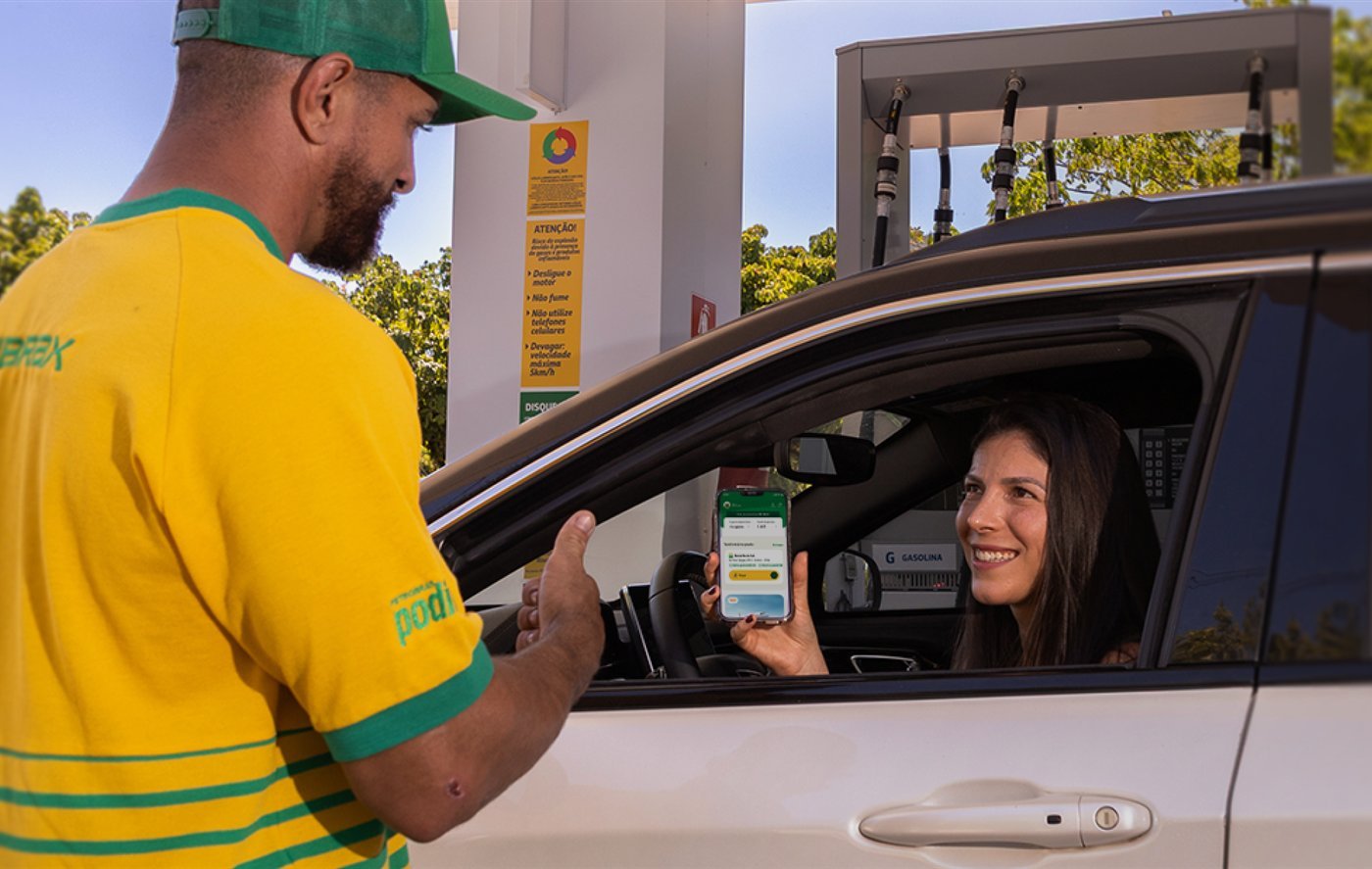 Cliente pagando com o app Premmia no posto